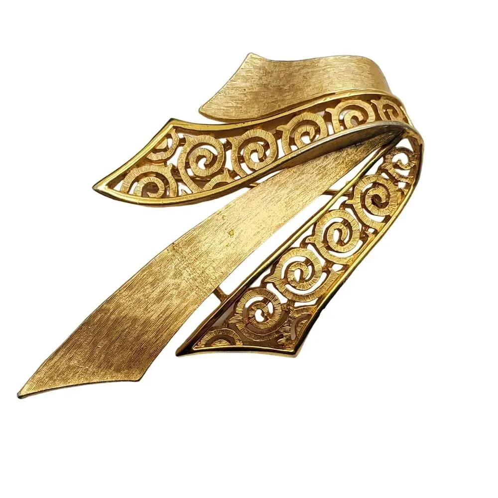 Trifari Brushed Gold Ribbon Brooch Swirl Modernist Pin Vintage 1960s 1970s